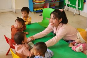 Nhân viên nuôi dưỡng chăm sóc trẻ mầm non